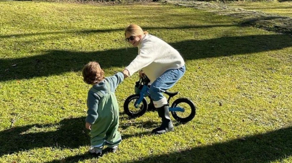 Τζένη Μπαλατσινού: Ο τρίχρονος γιος της βγάζει βόλτα στην εξοχή το σκυλάκι τους [εικόνα]