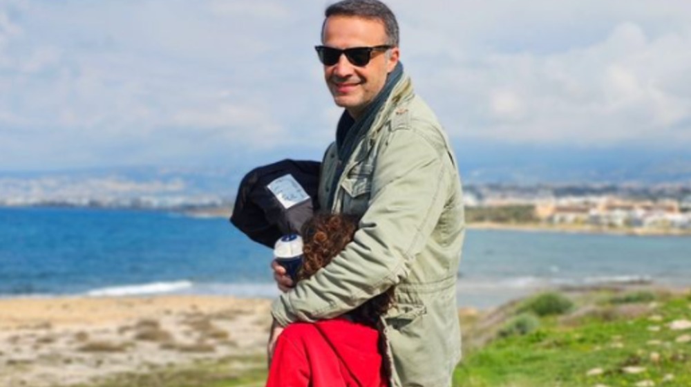 Μιχάλης Σοφοκλέους: Με ποια επώνυμη Κύπρια συναντήθηκε έξω από το σχολείο των παιδιών τους; [εικόνα]