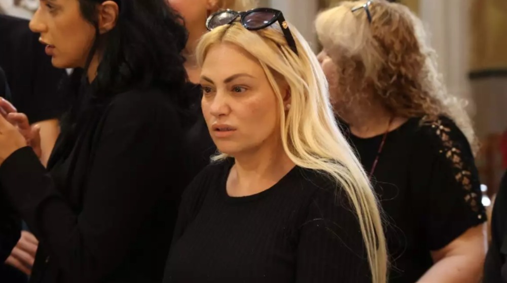 Η αποκάλυψη της Γωγώς Γαρυφάλλου για το κοστούμι με το οποίο θάφτηκε ο Νίκος Φλωρινιώτης [βίντεο]