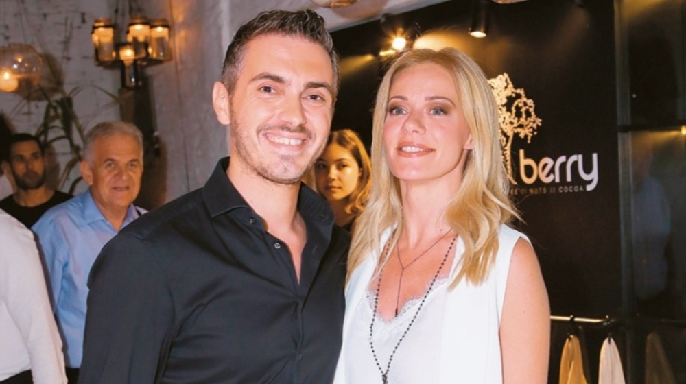 Μιχάλης Χατζηγιάννης - Ζέτα Μακρυπούλια: Η βραδινή τους συνάντηση με φιλιά και αγκαλιές [εικόνες]