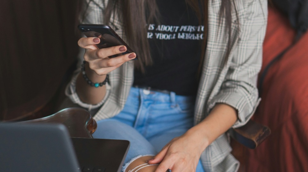 Αυτή η λέξη καταστρέφει κάθε group chat σου και τη γράφουν σίγουρα όλοι