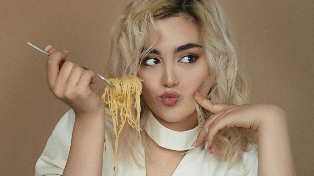 Νιώθεις υπνηλία μετά το φαγητό; Να τι συμβαίνει στην υγεία σου