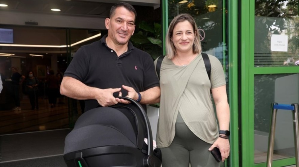 Σκαφίδα - Δήμας: Εξιτήριο από το μαιευτήριο με τη νεογέννητη κόρη τους [εικόνες]