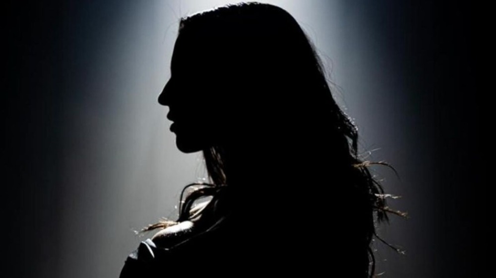 Γνωστή  Ελληνίδα τραγουδίστρια εκνευρίστηκε όταν της πέταξαν πανέρια στο πρόσωπο [βίντεο]