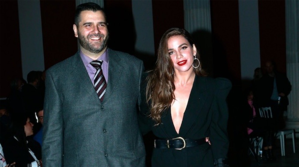 Κατερίνα Στικούδη: Φωτογραφίζεται από τον σύζυγό της εν ώρα θηλασμού και διαβάσματος στον γιο τους [εικόνα]