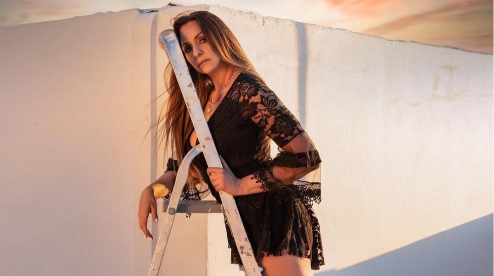 Βίκυ Κουλιανού: "Με φλερτάρουν νεότεροι άνδρες και δεν είμαι πολύ ευχαριστημένη με αυτό"