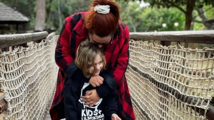 Μαριλένη Σταύρου: Ο γιος της χόρεψε ζεϊμπέκικο σε οικογενειακή συγκέντρωση και καταχειροκροτήθηκε 