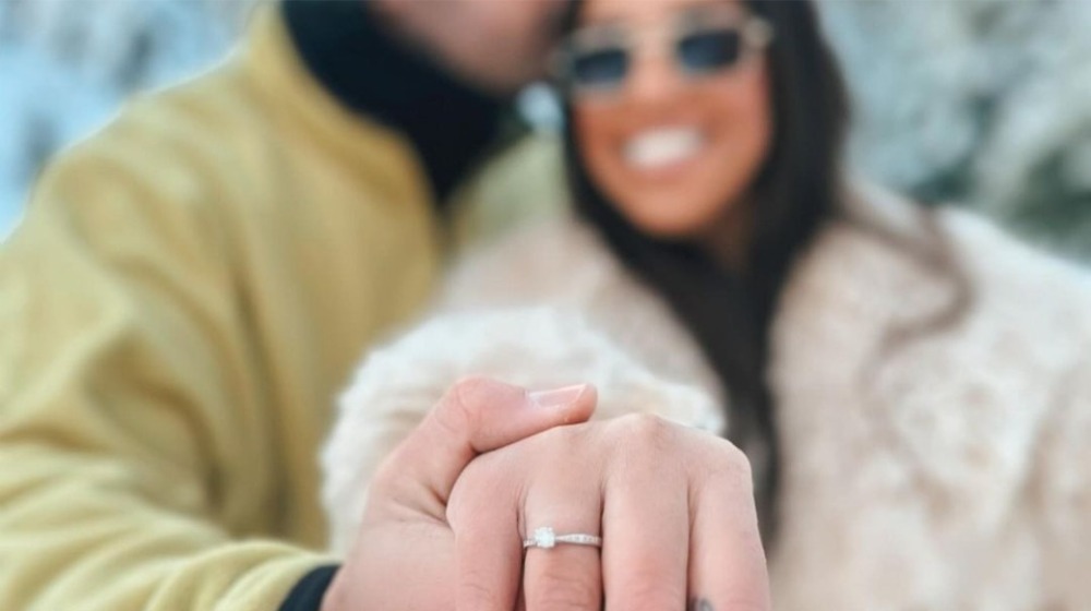 Έλληνας τραγουδιστής έκανε πρόταση γάμου στη σύντροφό του [εικόνες]